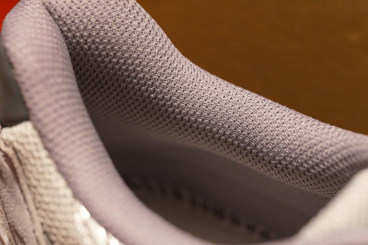 履き口は目の細かいメッシュ系の素材。