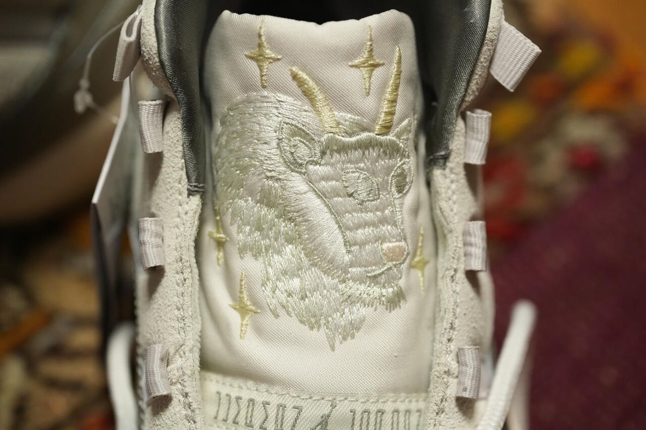 NIKE AIR JORDAN11 RETRO SUKAJANのシュータンにはヤギの刺繍