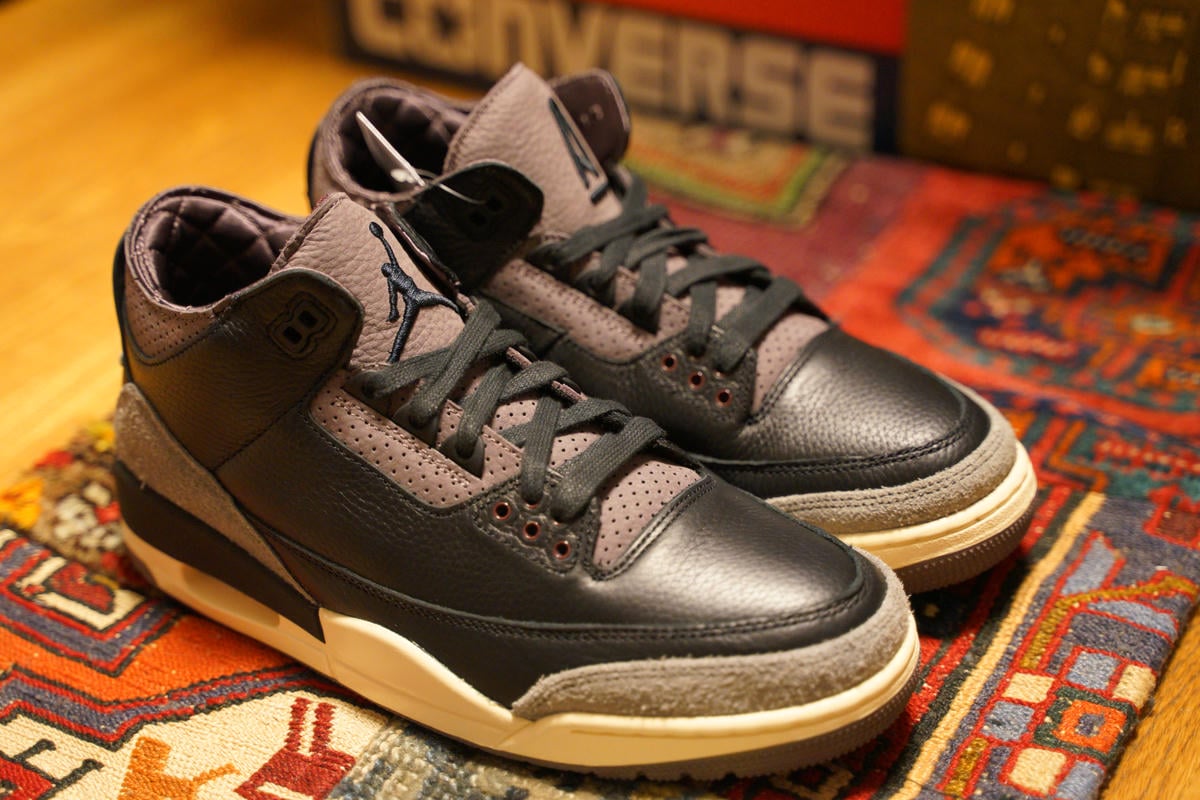 A MA MANIÉRE × NIKE WMNS AIR JORDAN 3 While You Were Sleepingを右斜め上から見る締めの画像。購入の感想を語ってサイズ感やクッション性について書く