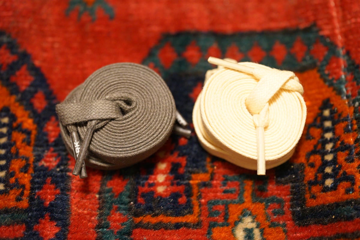 交換用のシューレースは2つ付属。カラーは淡いパープル系とクリーム色というか生成りカラー。