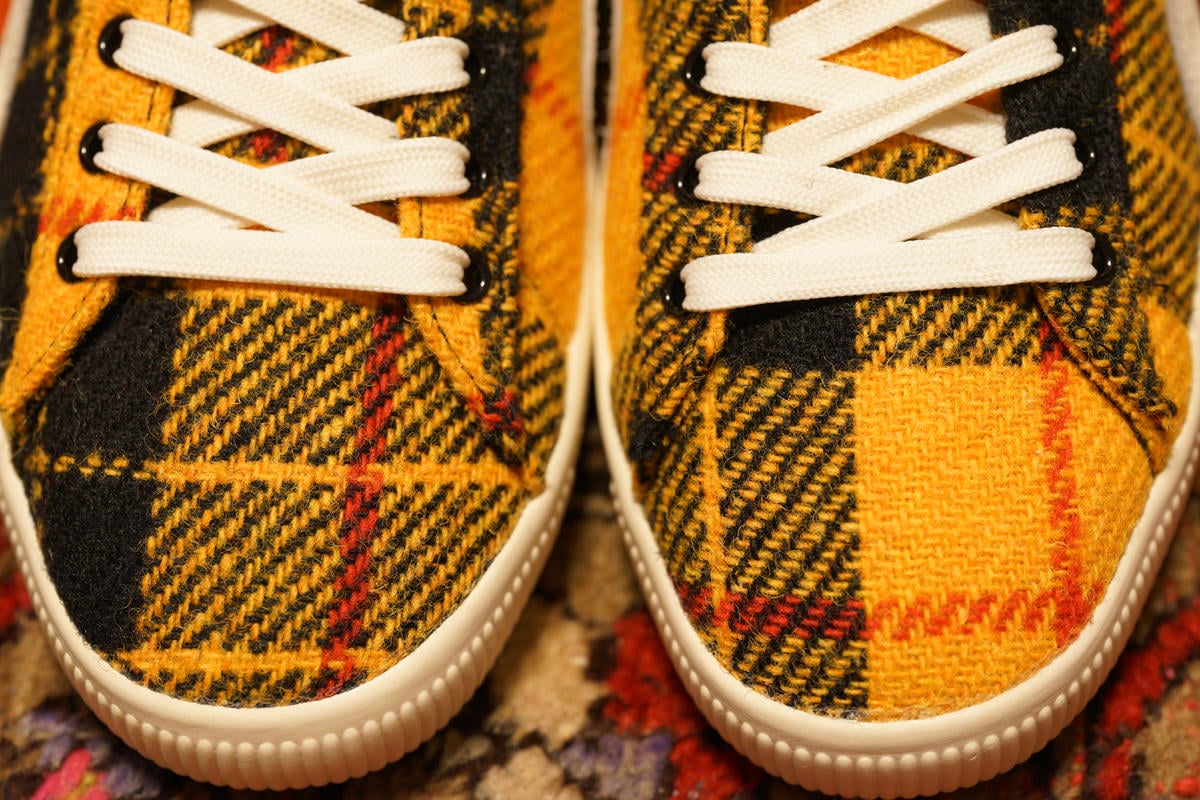 個体ごとに柄の位置が異なるが、イエローは右足に大きく柄が通るタイプ