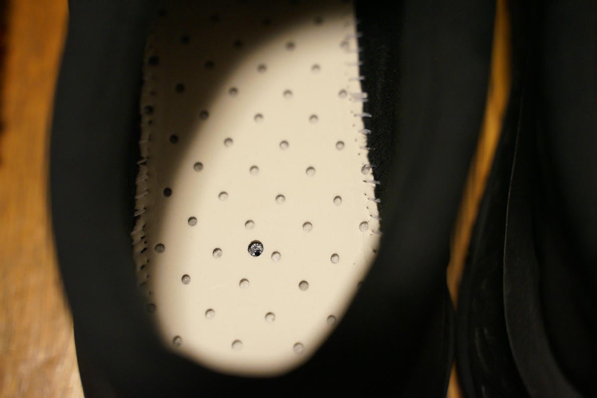 インソールの下は通気性を向上させるためなのかベンチレーションっぽい穴があるけど、効果あるんだろうか？