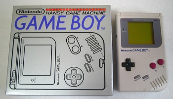 初代ゲームボーイって単三電池を4本も使うとか今思うと燃費悪すぎだろ ゲーハー黙示録