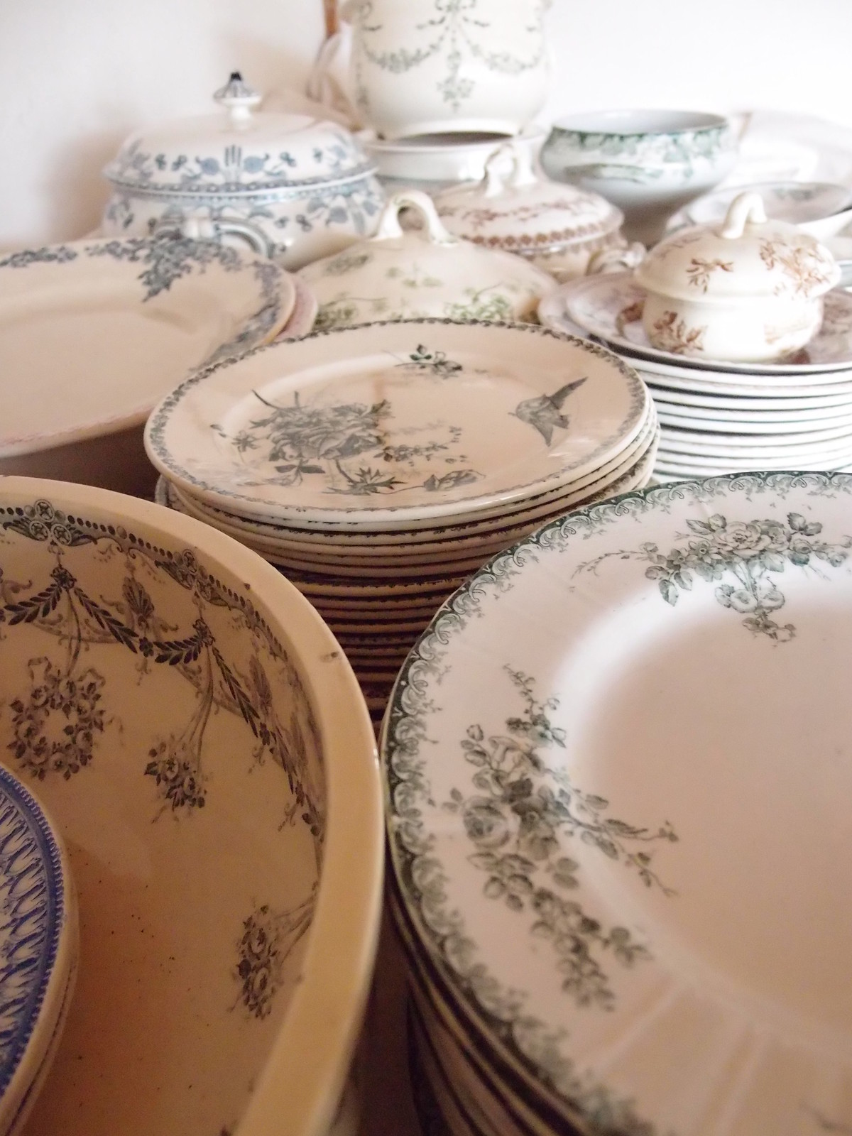 フランスアンティーク プレート 南仏 白釉 花 ガーランド 絵付け 深皿 フランスアンティーク プレート 南仏 白釉 花 ガーランド 絵付け