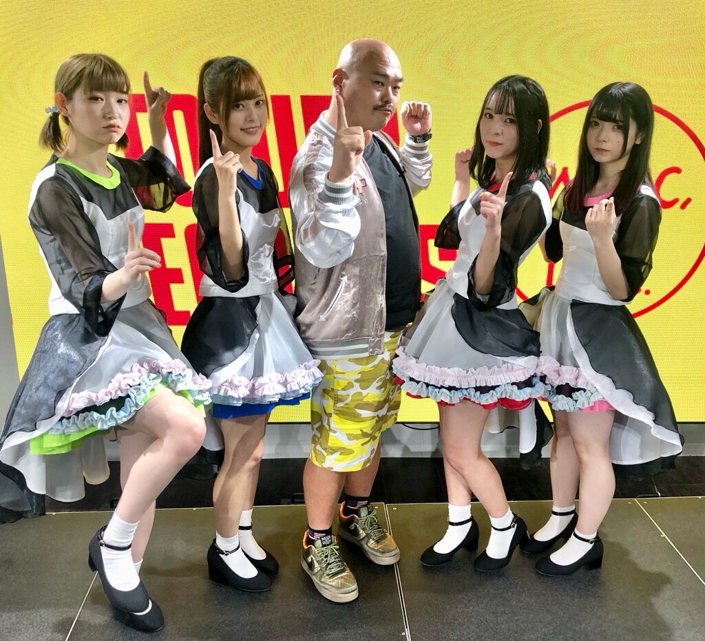 速報 豆柴の大群 プロデューサー クロちゃん 解任決定 最終選考で 速報 豆柴の大群 プロデューサー クロちゃん 解任決定 最終選考で