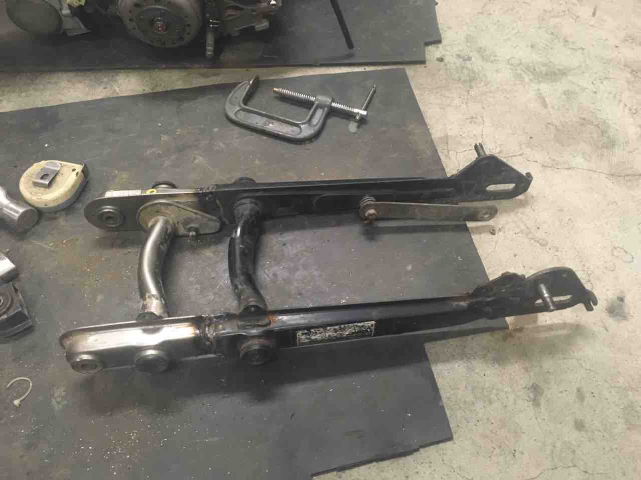 00y 01スーパーカブ フレームダックテール加工 スイングアーム100mm延長加工 Abelabo セロー系ワイドステップ トリッカーメーターガード製作