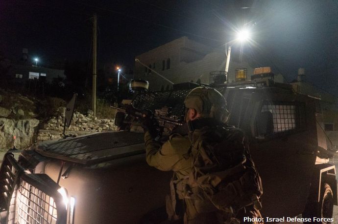 イスラエル国防軍の治安部隊が違法武器没収作戦で5人の指名手配犯を逮捕！