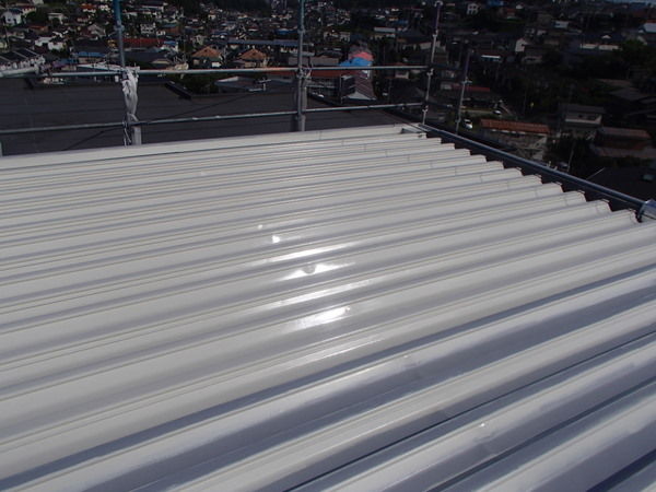 折板屋根塗装中