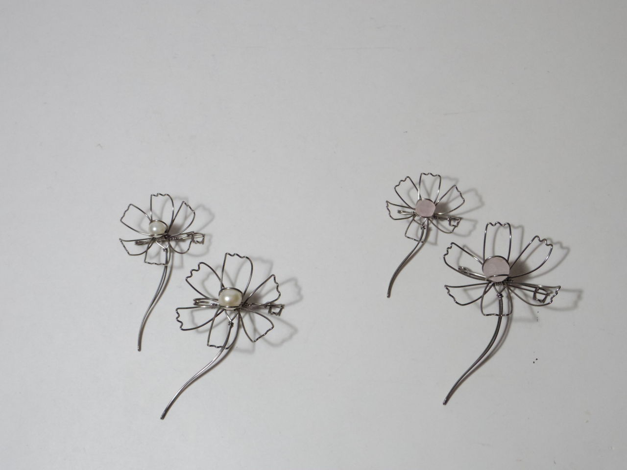 針金細工 アクセサリー 花 コスモスブローチひとまわり小さいサイズも作りました 針金細工職人 銀三こと林雄三のブログ 西荻窪 アビアント 店主