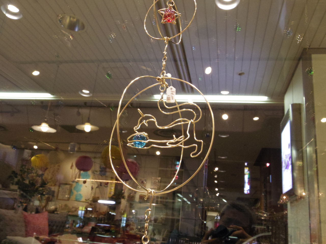 針金細工 動くオブジェ いろいろなものを丸モビールに入れます