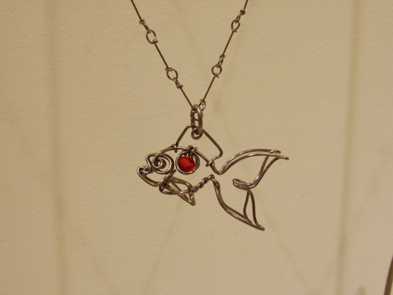 針金細工 アクセサリー 魚 今年は金魚のペンダントトップ : 針金細工 