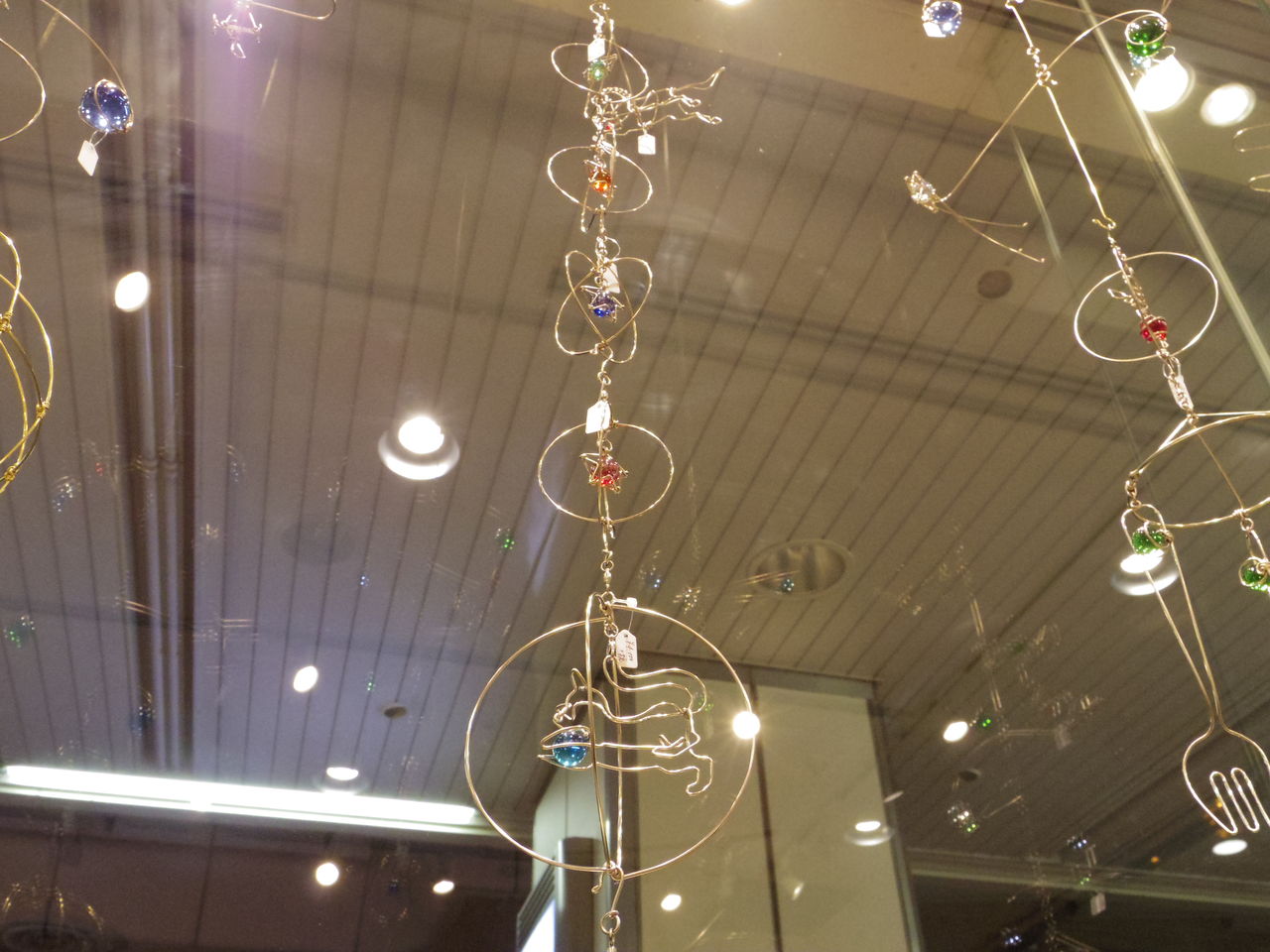 針金細工 動くオブジェ いろいろなものを丸モビールに入れます