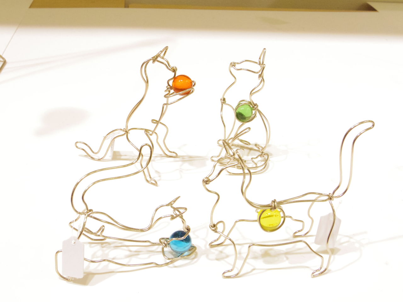 針金細工 動物 ネコオブジェ（玉遊び）を卓上もビールにして