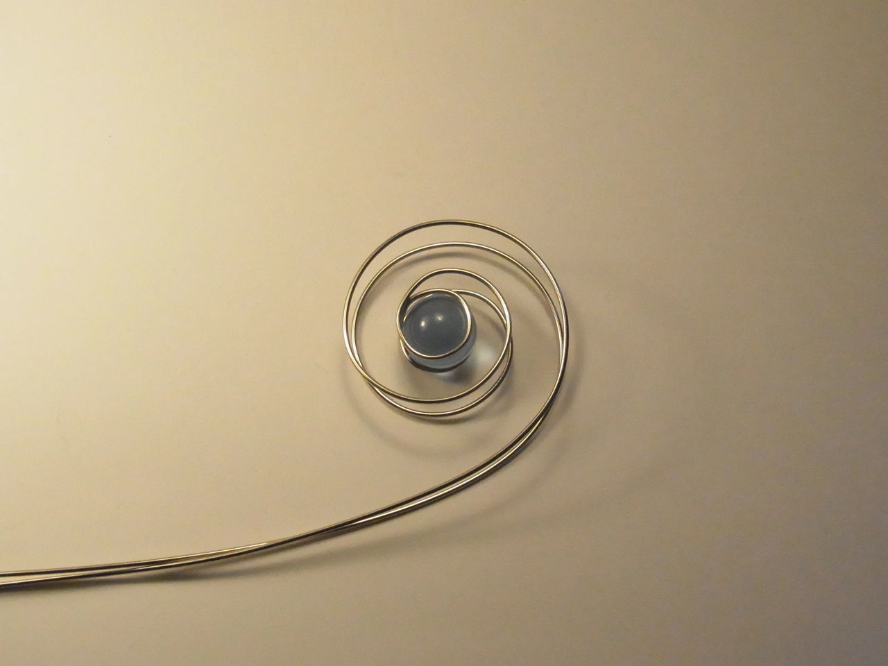 針金細工 動くオブジェ カタツムリ 洋白 ビー玉 の作り方 針金細工職人 銀三こと林雄三のブログ 西荻窪 アビアント 店主