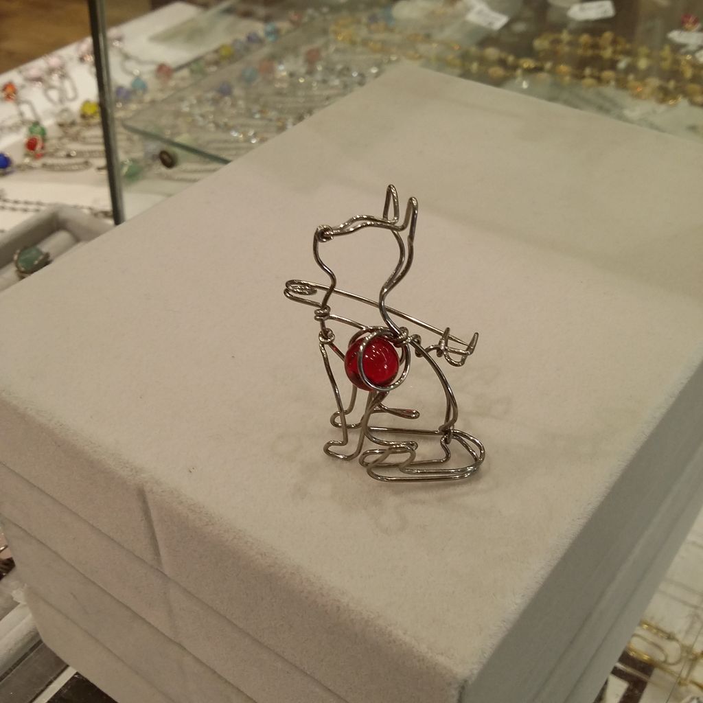 針金細工 動物 座っているネコのブローチ 立体 針金細工職人 銀三こと林雄三のブログ 西荻窪 アビアント 店主