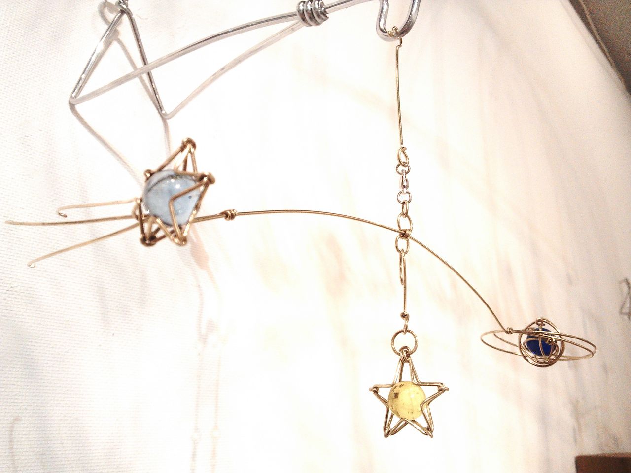 針金の球体 モビール オブジェ チョウチョウの動くオブジェ(モビール、バランス)。 明日からの