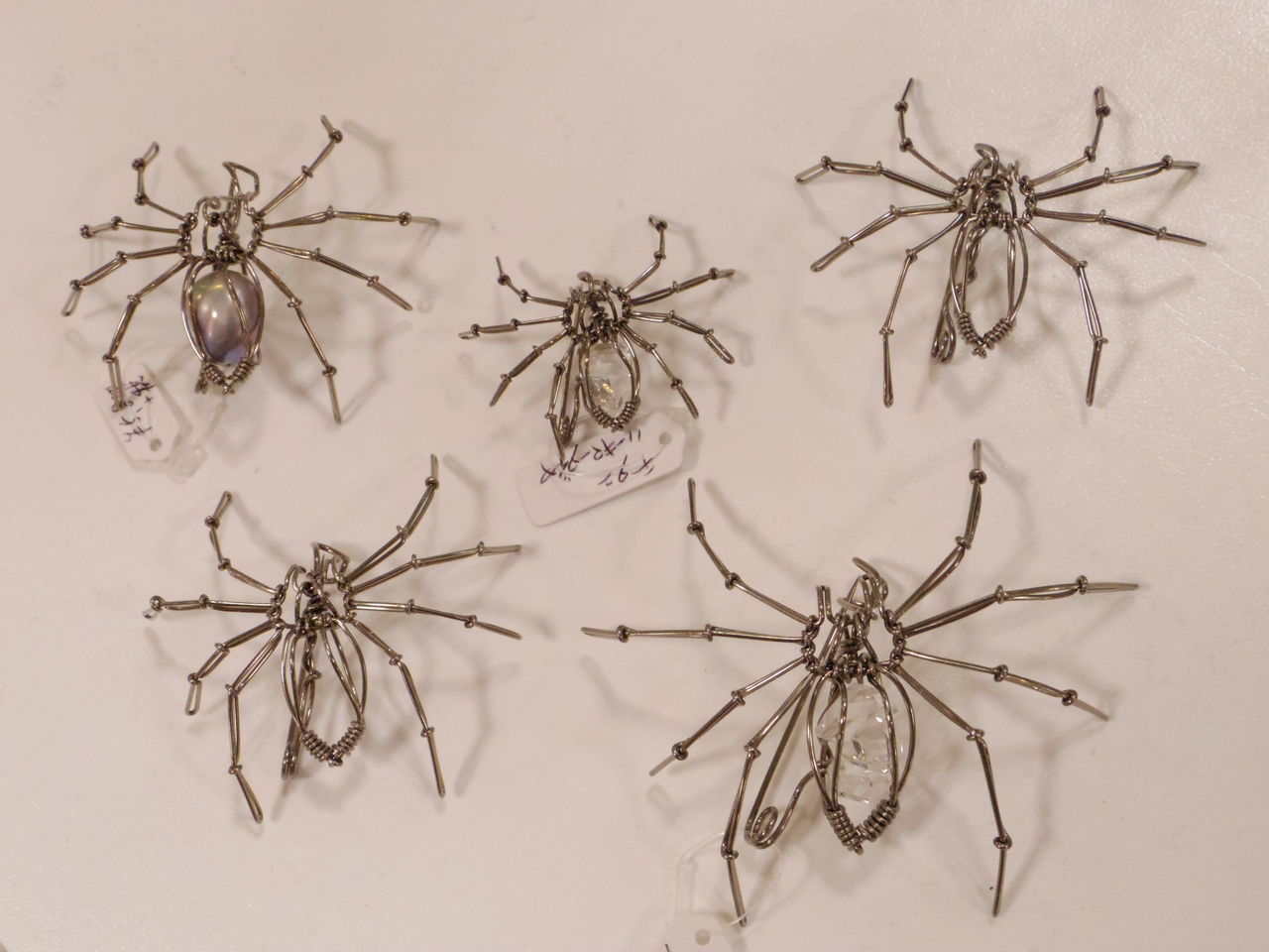針金細工 昆虫 アクセサリー クモブローチ大きさいろいろ : 針金細工