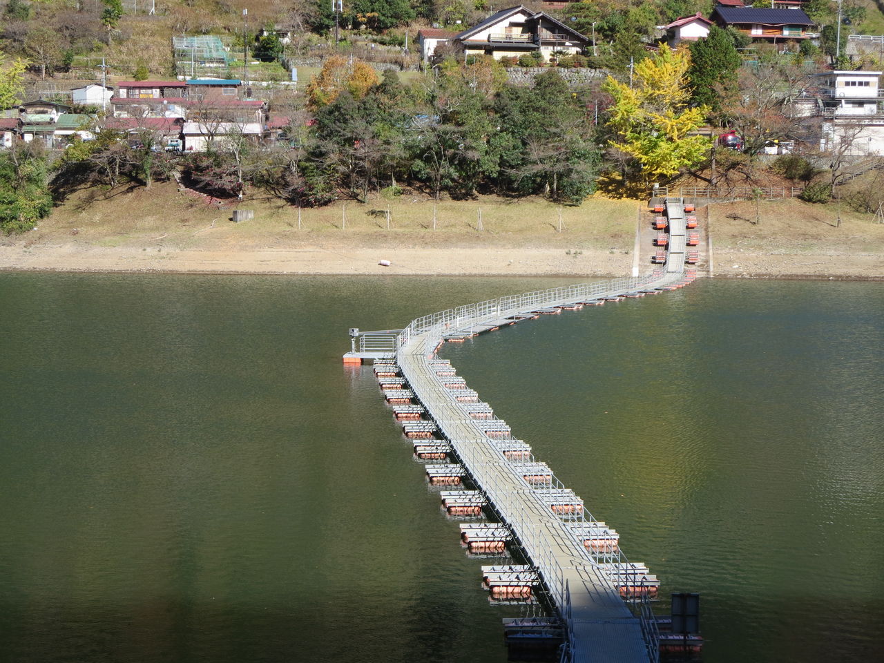 奥多摩湖の奥 留浦の浮橋 シニア パラダイス 奥多摩湖の奥 留浦の浮橋 シニア パラダイス