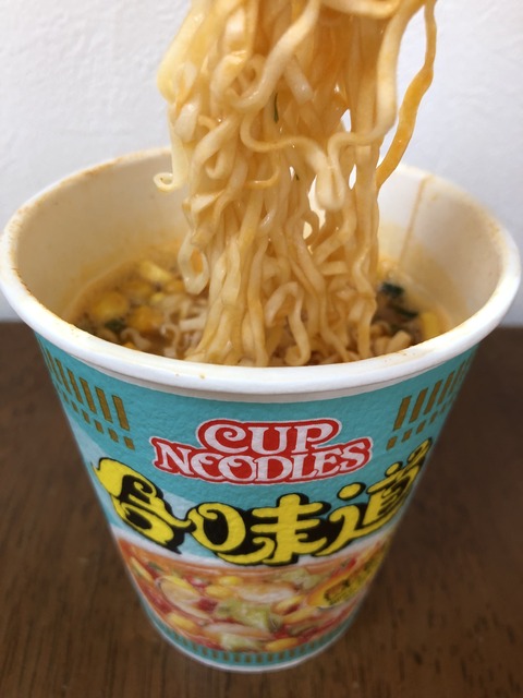 eating_hongkong_cupnoodle