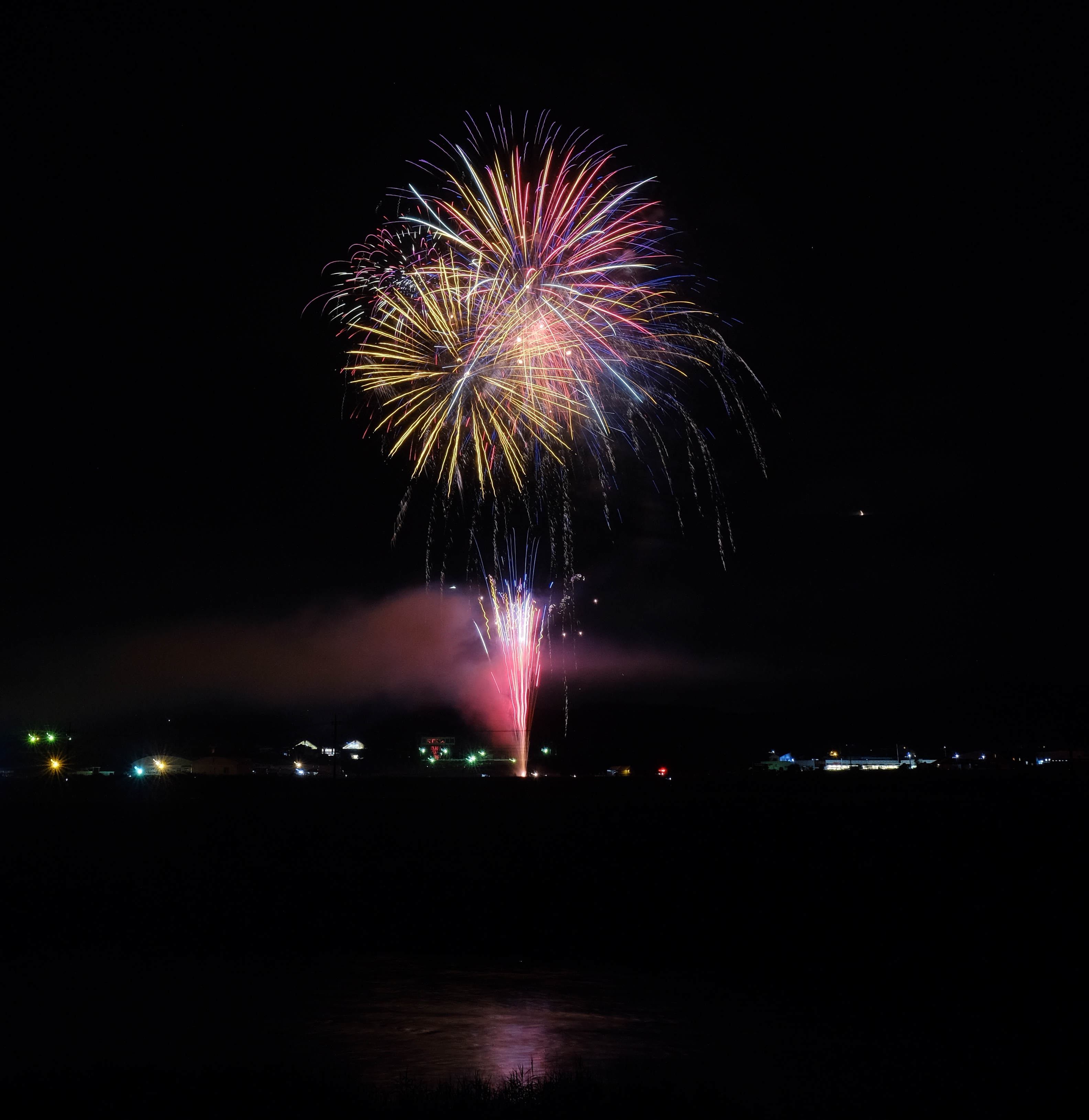 X-T2: 使い始めて1年、ようやく撮る初めての花火。線を残して長秒