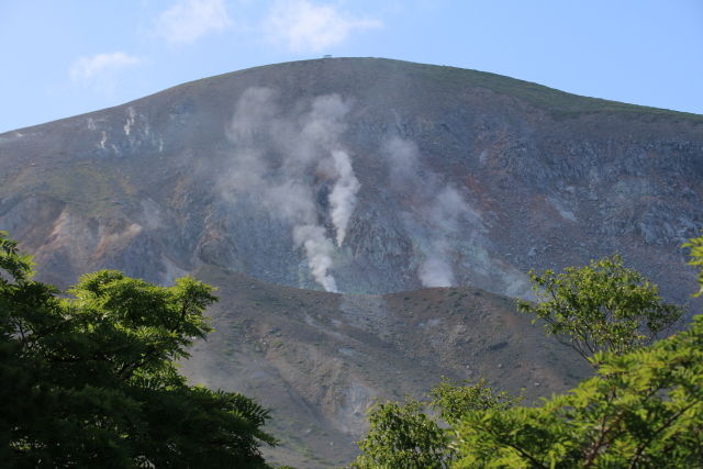 浄土平 活発な活動中の一切経山と花 樋沼 あぶくまの桜