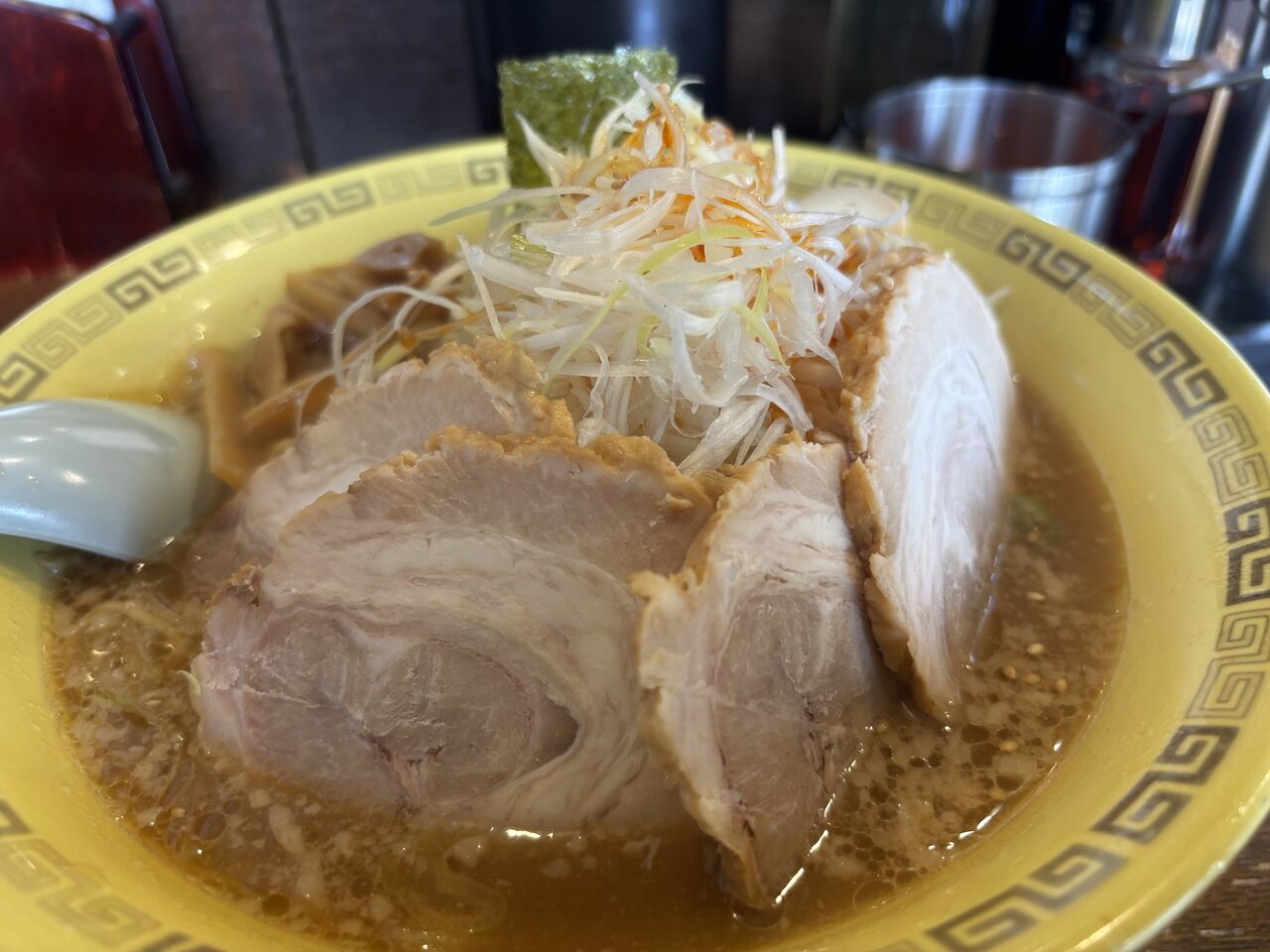 安定した美味しさの背脂豚骨醤油スープ。チャーシュー・ネギ追加して