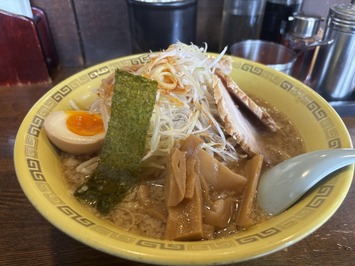 安定した美味しさの背脂豚骨醤油スープ。チャーシュー・ネギ追加して