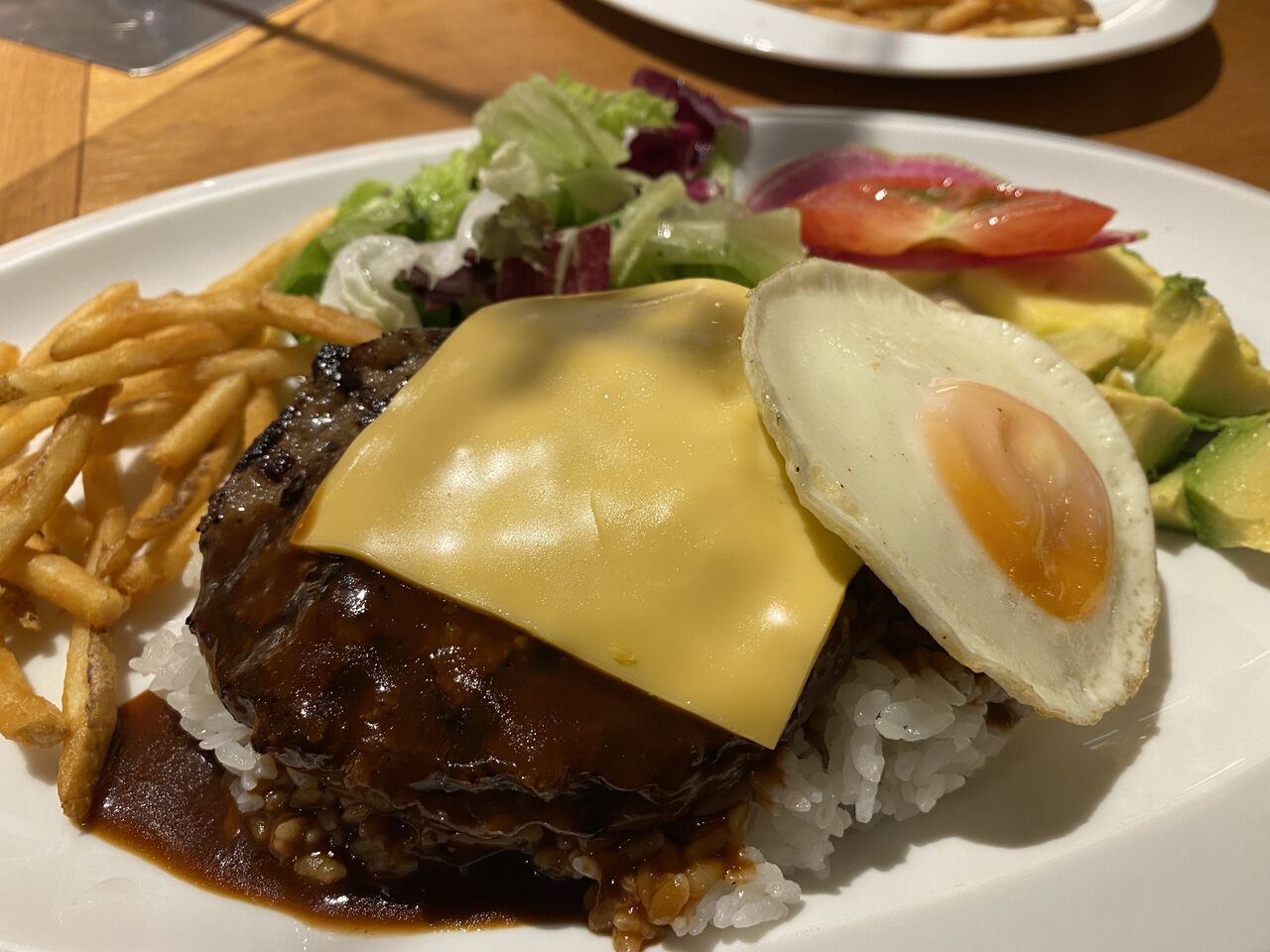 東京 小金井 ラ オハナのハワイアンなファミレスでのロコモコ 揚げ物放浪記 油の大将