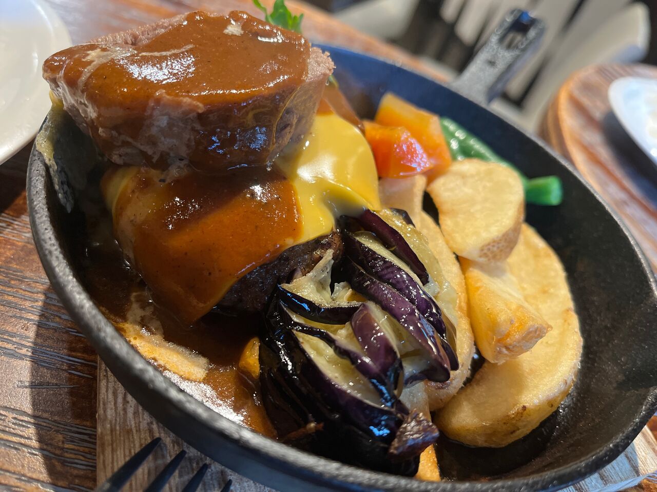 話題のハンバーグ屋さんで 煮込み肉が乗った黒毛和牛ハンバーグ ハンバーグ ステーキ ますお 揚げ物放浪記 油の大将 話題のハンバーグ屋さんで 煮込み肉が乗った黒毛和牛ハンバーグ ハンバーグ ステーキ ますお 揚げ物放浪記 油の大将