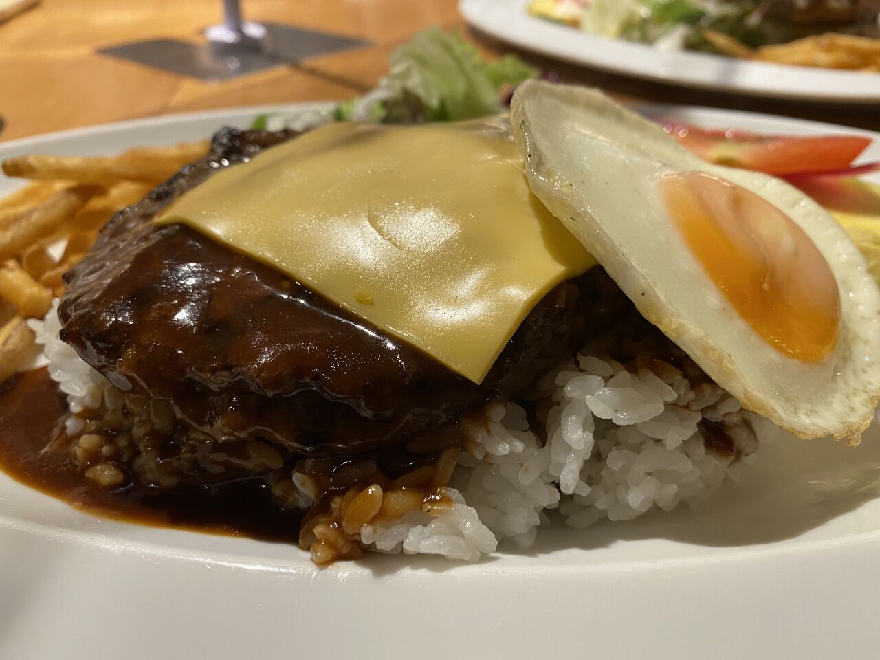 東京 小金井 ラ オハナのハワイアンなファミレスでのロコモコ 揚げ物放浪記 油の大将