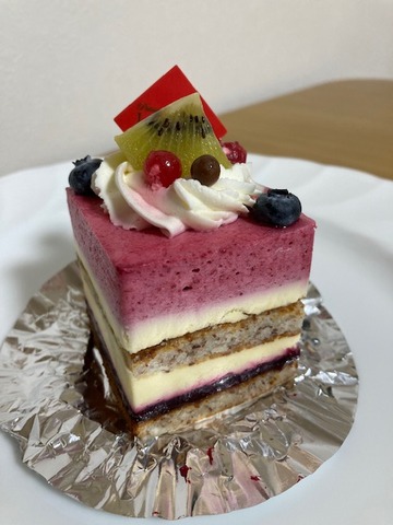 ホワイトチョコとカシスのケーキ