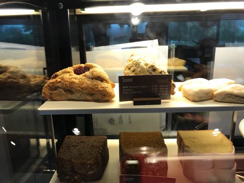 スタバのスコーンで朝ごはん 箱に入った たまさん ダイエットごはん猫日記 ハワイネコ ブログ スタバのスコーンで朝ごはん 箱に入った たまさん ダイエットごはん猫日記 ハワイネコ ブログ