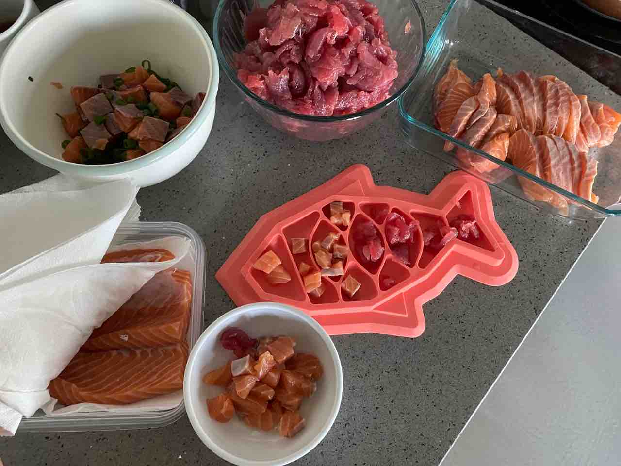 サーモンとアヒ中落ちに。自家栽培の紫蘇と贅沢猫様【ハワイ暮らし 