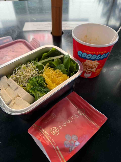 【ダイエットご飯日記】サラダとマカロニチーズ弁当・ステーキディナー！【1700kcal】