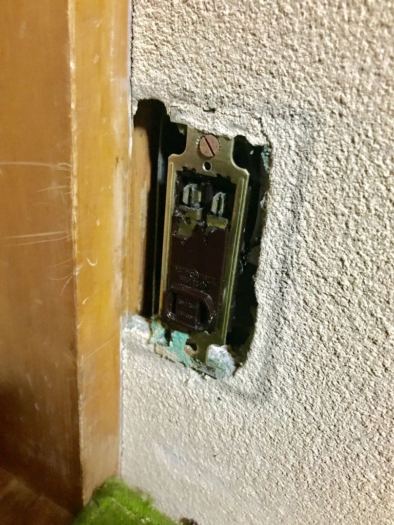 古いコンセントが溶けていました 焼損 Activehouseのブログ 古いコンセントが溶けていました 焼損 Activehouseのブログ