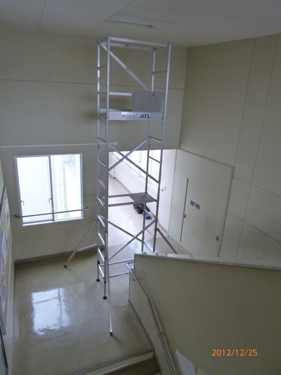 仮設足場での蛍光灯交換作業 小学校階段踊り場 Activehouseのブログ