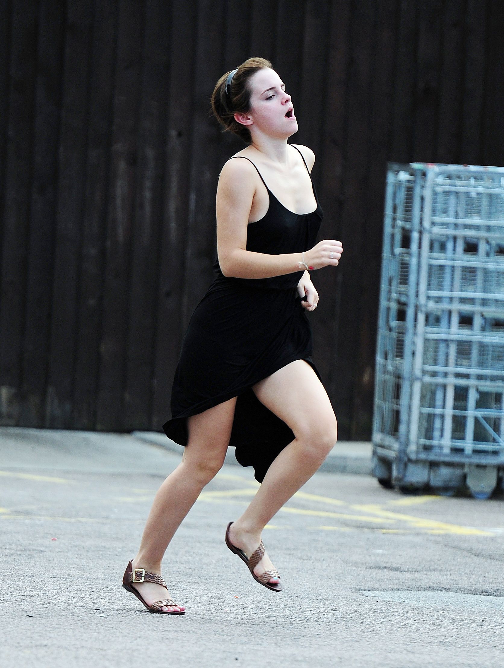 emma-watson-upskirt-london-06-08-11-tesco-actress