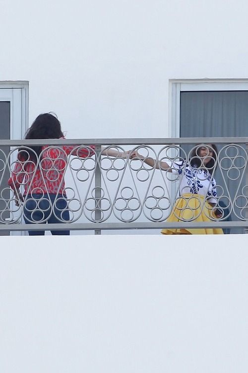 kourtney-kardashian-butt-flash-on-a-hotel-balcony-in-miami