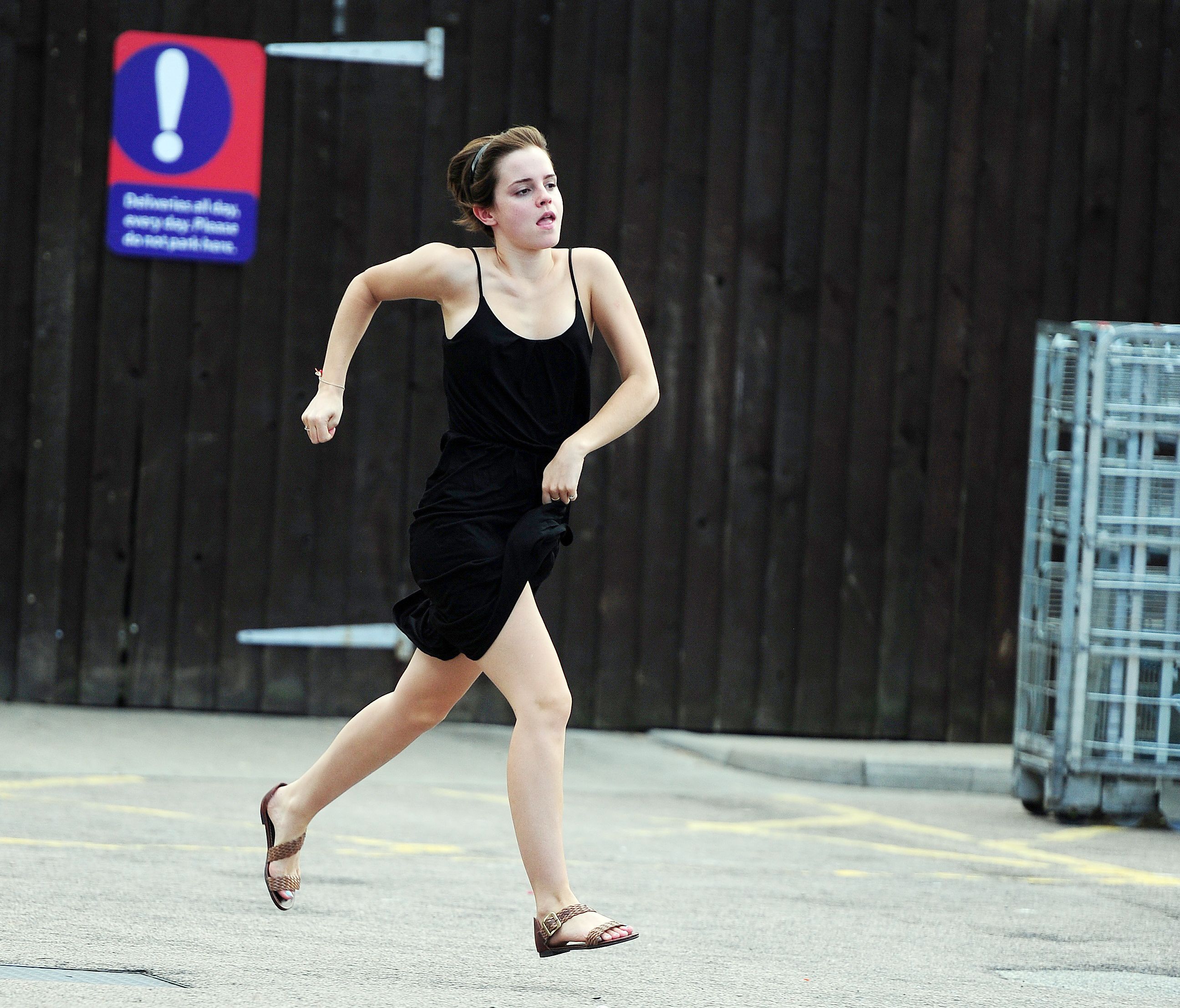 emma-watson-upskirt-london-06-08-11-tesco-actress