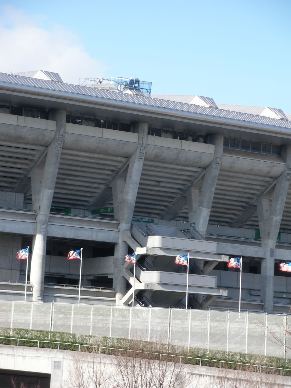 開幕間近 日産スタジアムも 屋根下あだちメモ 開幕間近 日産スタジアムも 屋根下あだちメモ