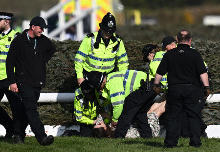 【悲報】イギリスの動物愛護団体　競馬を中止させようとデモや競馬場乱入を起こし118人逮捕