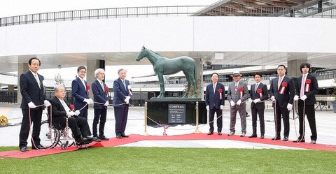 【無敗の三冠馬】コントレイル像　新装した京都競馬場に設置