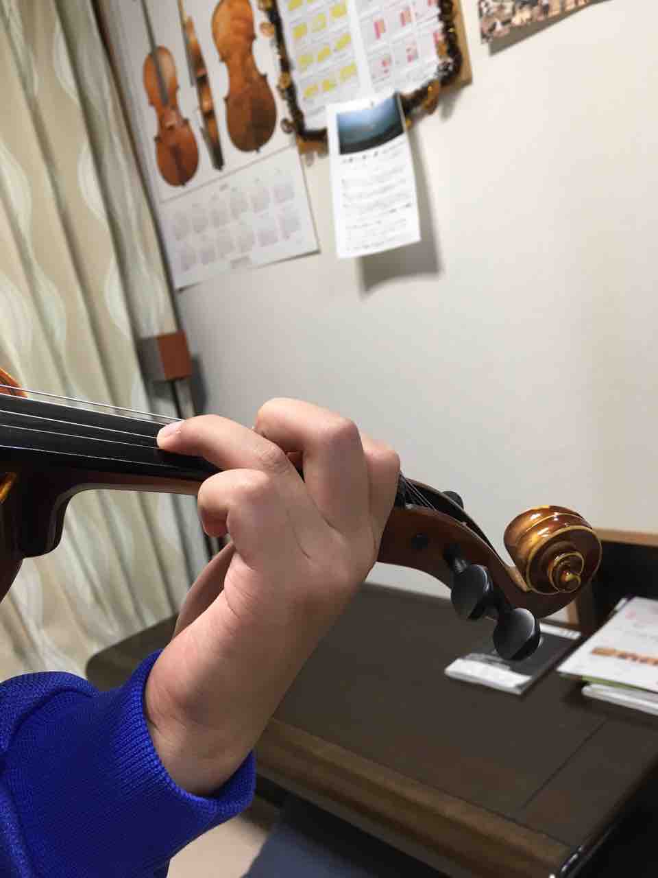 左手の小指が届かない問題 写真付き 熊さんのバイオリン教室と 演奏活動のページ 左手の小指が届かない問題 写真付き 熊さんのバイオリン教室と 演奏活動のページ