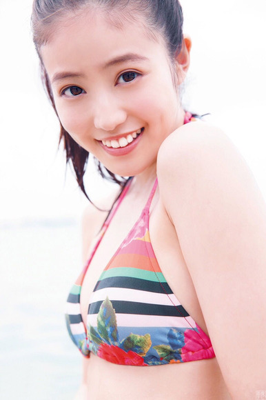 200211今田美桜の水着グラビア018