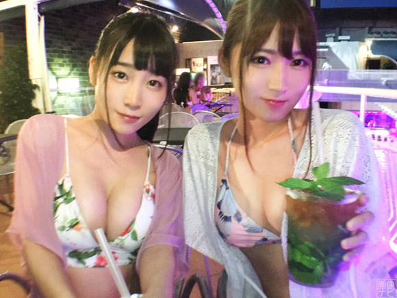 ナイトプールにいた美乳ギャル