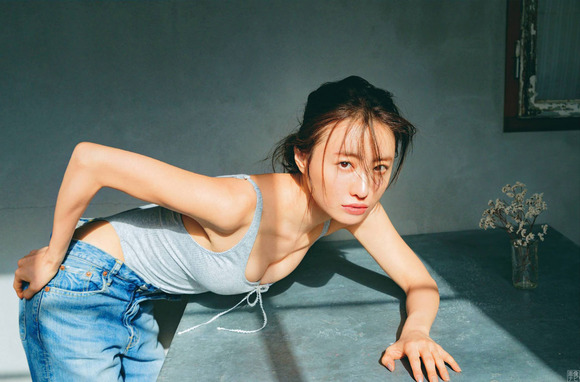 200601松本まりかのグラビア画像010