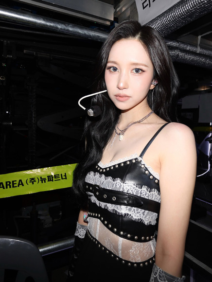 TWICEミナ 神々しく美しいライブ衣装で谷間チラ 3