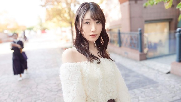 ２７歳薬剤師のスレンダー美女がネットでAV応募→体験撮影。初体験は２０歳…パイパンマ●コが手マンでビチョ濡れ、挿入されると敏感に反応して快楽に溺れる