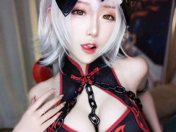 巨乳の小悪魔コスプレイヤー