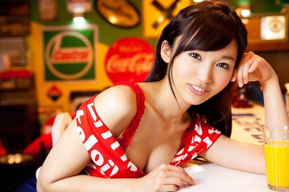 吉木りさがアメリカンなカフェでサービス。007